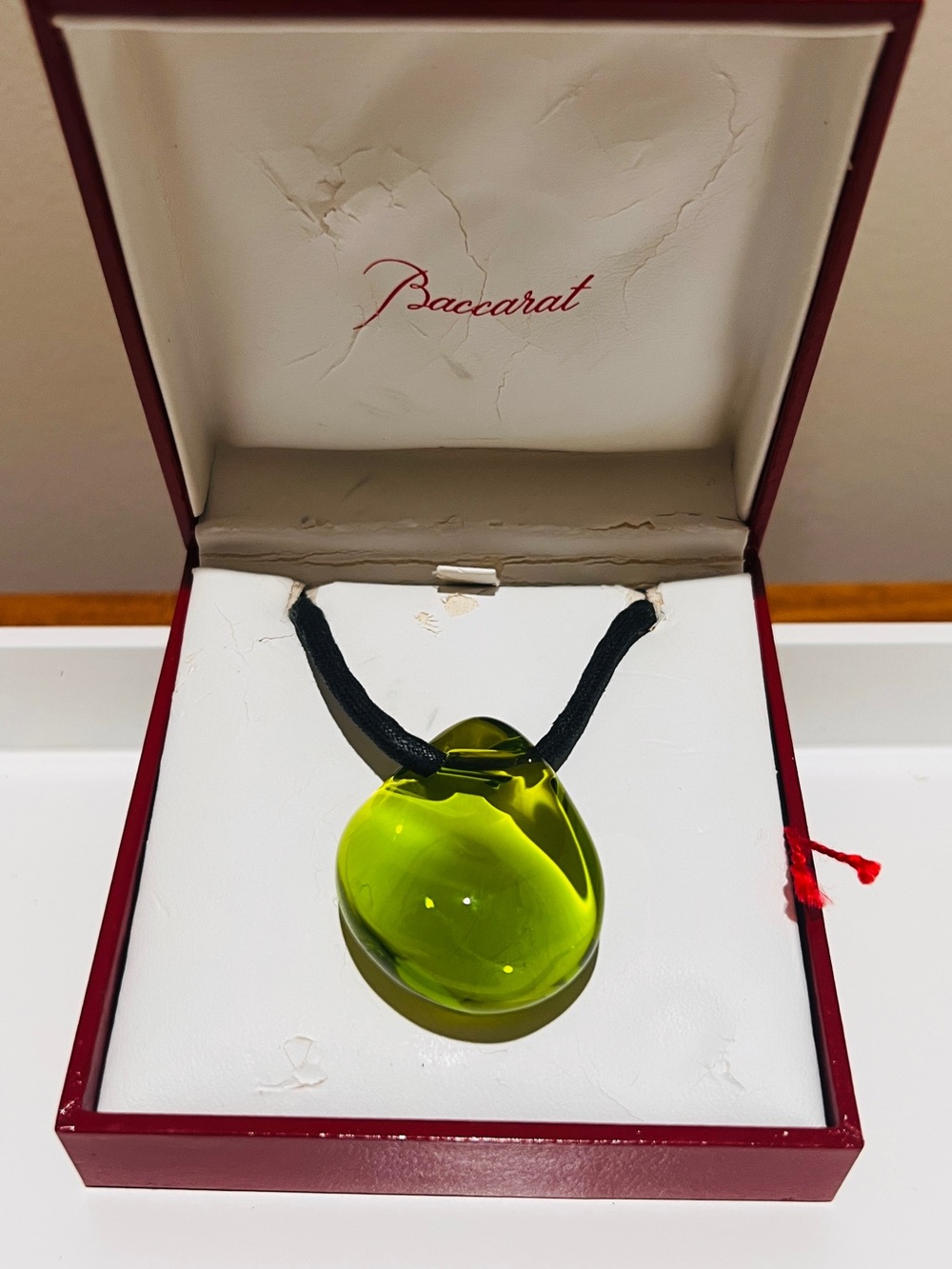 Authentic Baccarat green crystal Galet pebble pendant on a black cord - Picture 2 of 5